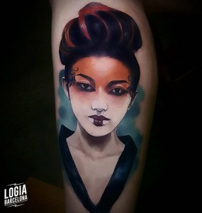 tatuaje_geisha_color_pierna_logia_barcelona_vinni_mattos